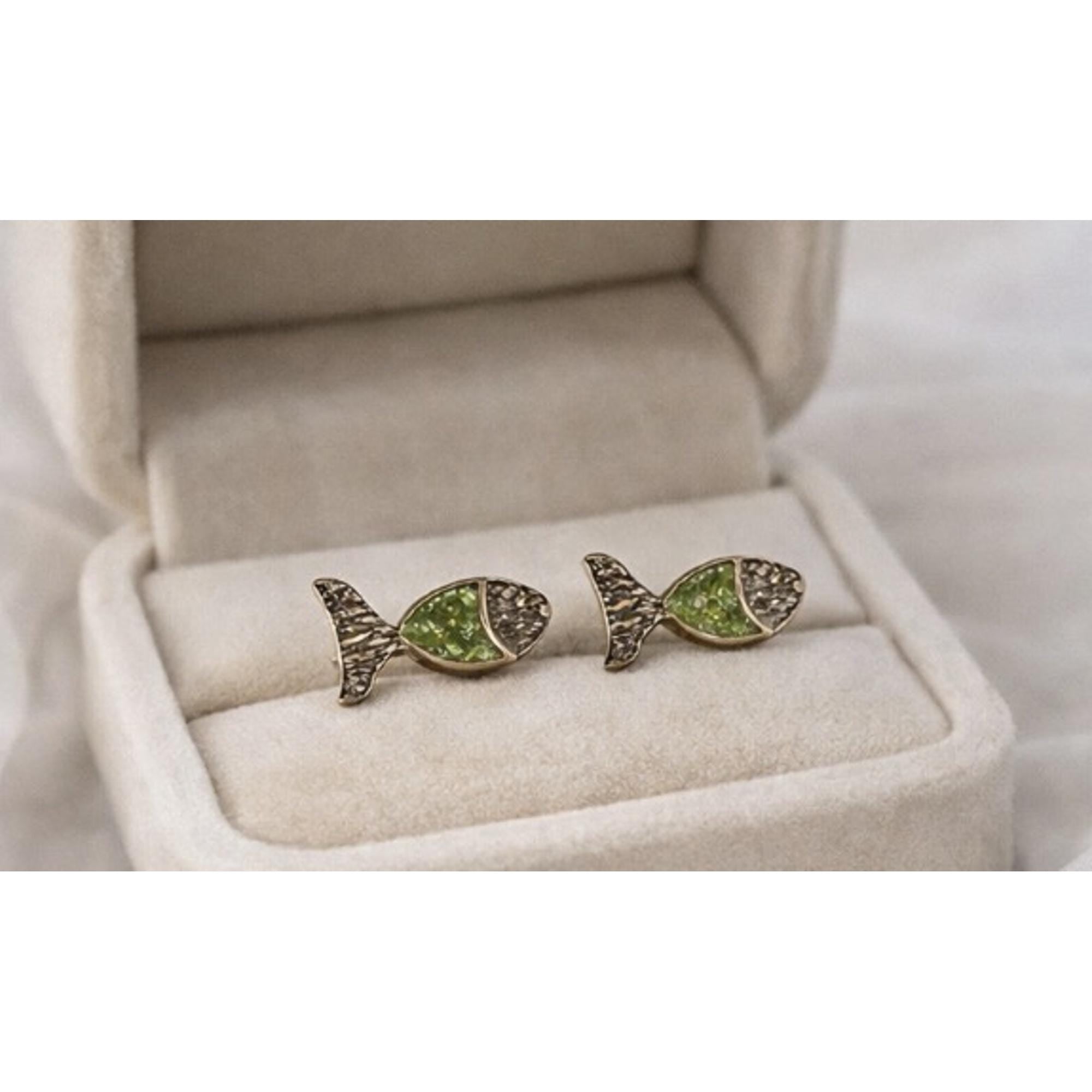Pendientes pez ,hecho en plata,con peridoto y un baño dorado-Joyeria artesanal-pendientes minimalistas-Regalo mujer