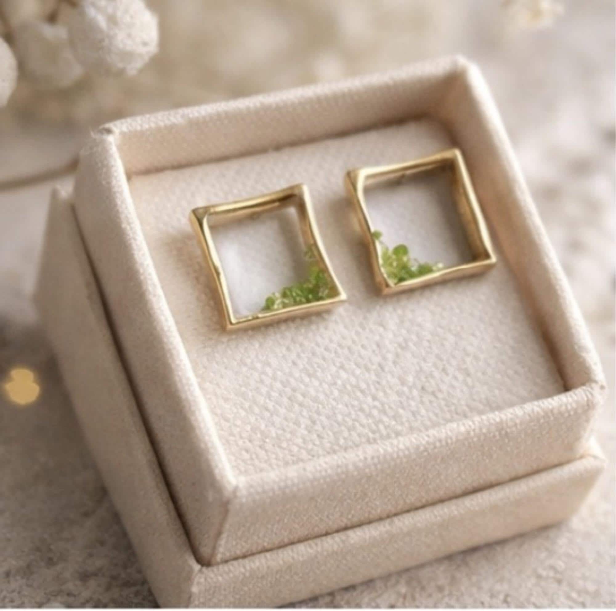 Pendiente cuadrados minimalistas con peridoto(olivina)-Joyeria artesanal moderna-regalo mujer.