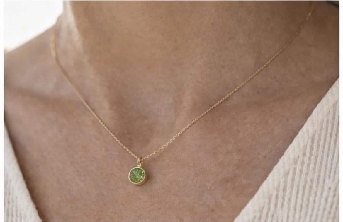 Collar de peridoto en plata con baño dorado,colgante minimalista piedra peridoto,joya delicada,regalo mujer