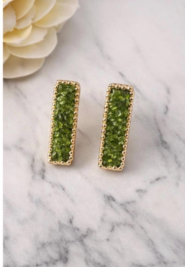 Pendiente rectangulares de peridoto(olivina)y plata,con baño dorado-Pendientes elegantes-Joyeria minimalista, modernos-Regalo para mujer