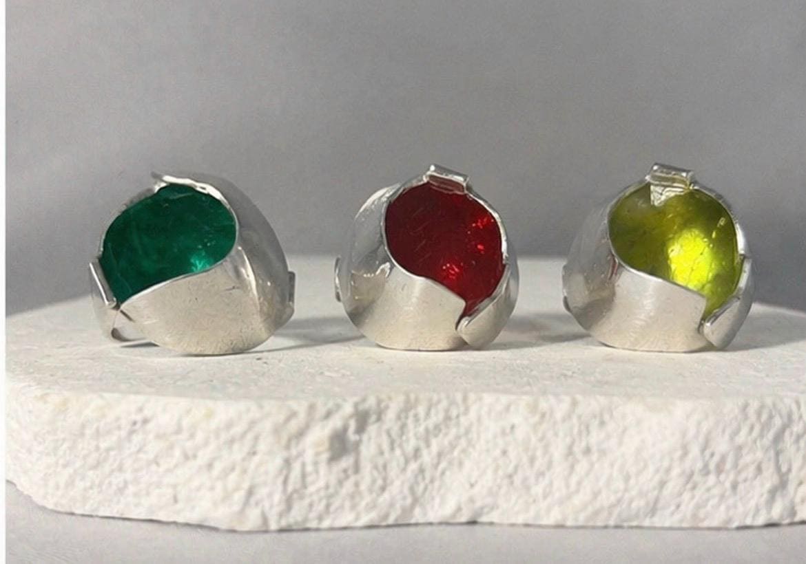Anillo ajustable de aluminio con esmalte | Joyería artesanal moderna | Anillo contemporáneo color rojo verde lima| Diseño único hecho a mano