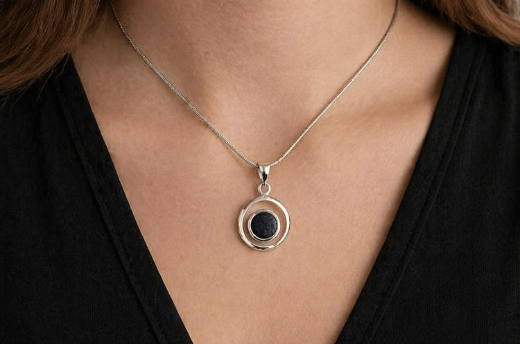 Colgante de Plata 925 con Lava Volcánica | Collar Minimalista Elegante | Joyería Artesanal