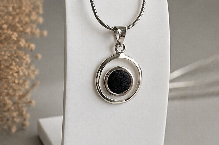 Colgante de Plata 925 con Lava Volcánica | Collar Minimalista Elegante | Joyería Artesanal