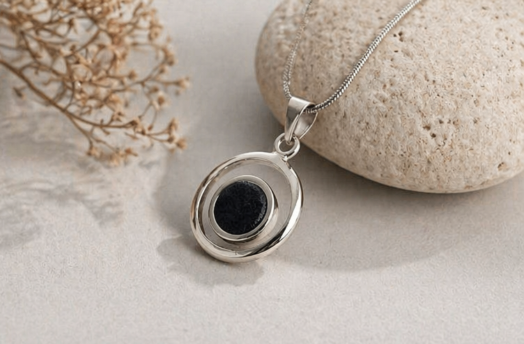 Colgante de Plata 925 con Lava Volcánica | Collar Minimalista Elegante | Joyería Artesanal