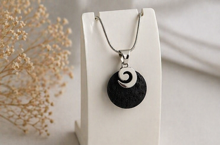 Colgante de Plata 925 con Lava Volcánica | Collar Diseño Orgánico y Moderno | Joyería Minimalista