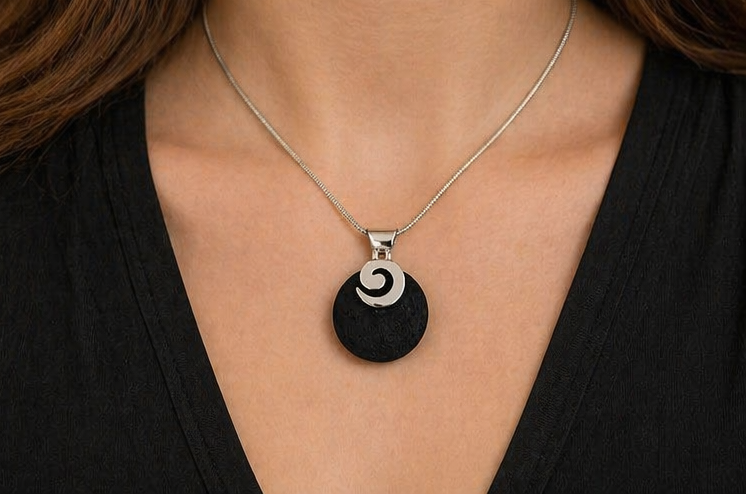 Colgante de Plata 925 con Lava Volcánica | Collar Diseño Orgánico y Moderno | Joyería Minimalista