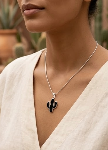 Colgante Cactus de Plata de Ley y Piedra de Lava, Collar Botánico Minimalista, Joyería de Desierto Hecha a Mano, Regalo Original de Naturaleza Volcánica.