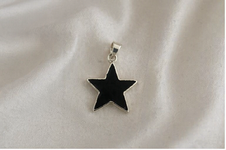 Colgante Estrella de Plata 925 con Lava Volcánica Negra | Collar Minimalista Elegante | Joyería Artesanal Moderna
