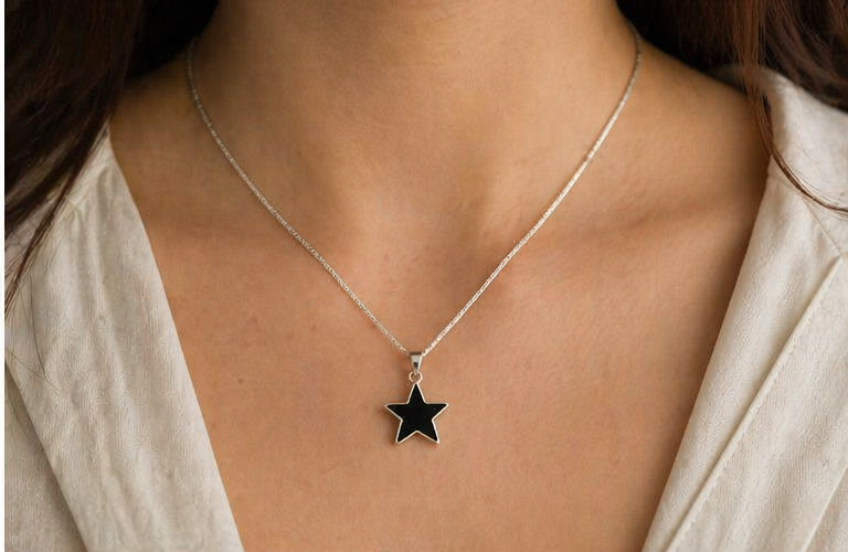 Colgante Estrella de Plata 925 con Lava Volcánica Negra | Collar Minimalista Elegante | Joyería Artesanal Moderna
