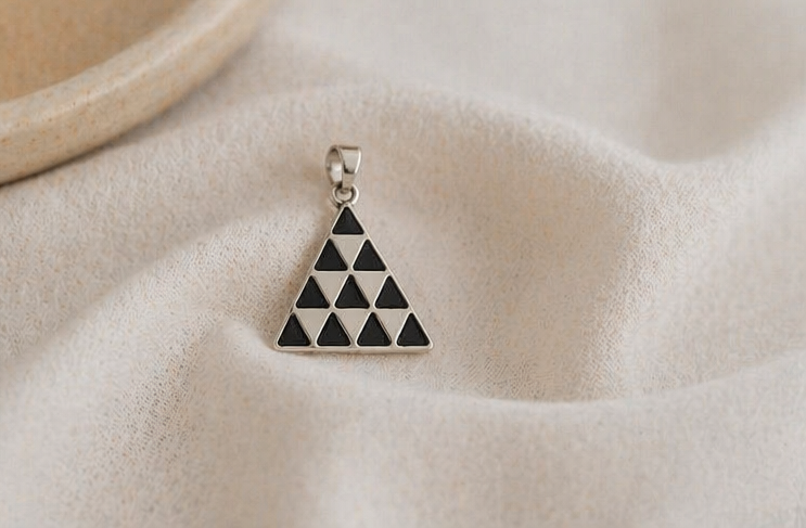 Colgante Triángulo de Plata 925 con Lava Volcánica Negra | Collar Geométrico Minimalista | Pintadera Canaria |Joyería Artesanal
