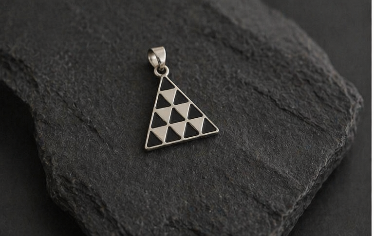 Colgante Triángulo de Plata 925 con Lava Volcánica Negra | Collar Geométrico Minimalista | Pintadera Canaria |Joyería Artesanal