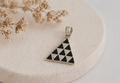 Colgante Triángulo de Plata 925 con Lava Volcánica Negra | Collar Geométrico Minimalista | Pintadera Canaria |Joyería Artesanal