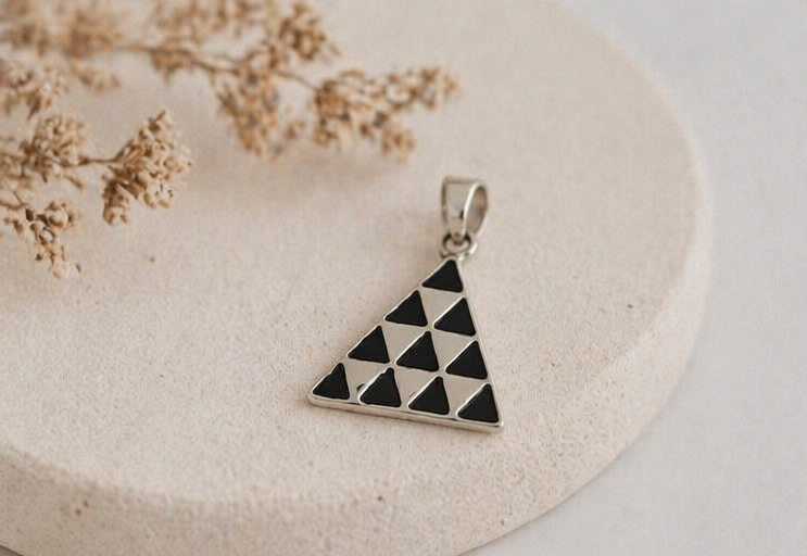 Colgante Triángulo de Plata 925 con Lava Volcánica Negra | Collar Geométrico Minimalista | Pintadera Canaria |Joyería Artesanal