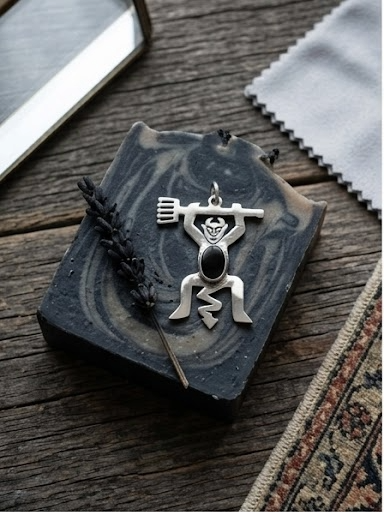 Colgante Diablillo de Plata de Ley y Piedra de Lava Volcánica | Amuleto Místico Hecho a Mano | Joyería Gótica Elegante y Protección
