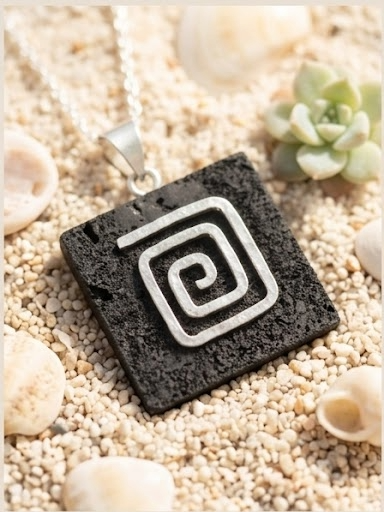Colgante de Piedra de Lava y Plata de Ley 925, Collar Cuadrado, Joyería Artesanal de Inspiración Volcánica, Regalo Minimalista para Ella.