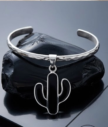 Colgante Cactus de Plata de Ley y Piedra de Lava, Collar Botánico Minimalista, Joyería de Desierto Hecha a Mano, Regalo Original de Naturaleza Volcánica.