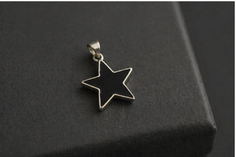 Colgante Estrella de Plata 925 con Lava Volcánica Negra | Collar Minimalista Elegante | Joyería Artesanal Moderna