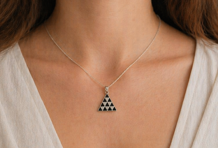 Colgante Triángulo de Plata 925 con Lava Volcánica Negra | Collar Geométrico Minimalista | Pintadera Canaria |Joyería Artesanal
