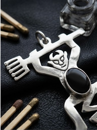 Colgante Diablillo de Plata de Ley y Piedra de Lava Volcánica | Amuleto Místico Hecho a Mano | Joyería Gótica Elegante y Protección
