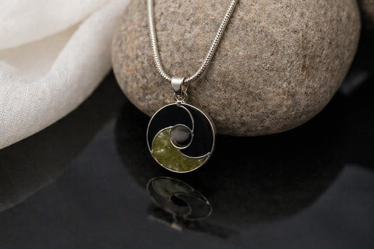 Colgante de Plata 925 con Lava Volcánica y Peridoto Natural | Joyería Artesanal