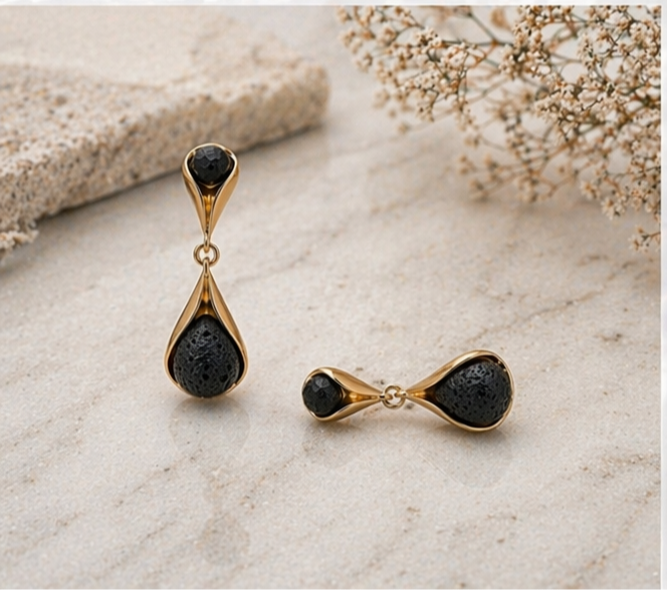 Pendientes de plata con lava volcánica bañados en dorado | Elegantes pendientes colgantes artesanales | Joyería minimalista y moderna