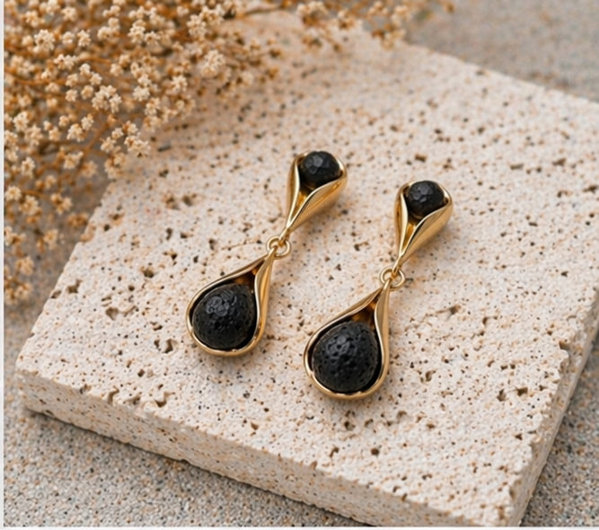Pendientes de plata con lava volcánica bañados en dorado | Elegantes pendientes colgantes artesanales | Joyería minimalista y moderna