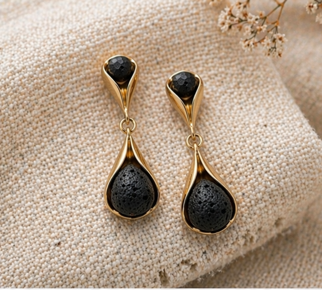 Pendientes de plata con lava volcánica bañados en dorado | Elegantes pendientes colgantes artesanales | Joyería minimalista y moderna