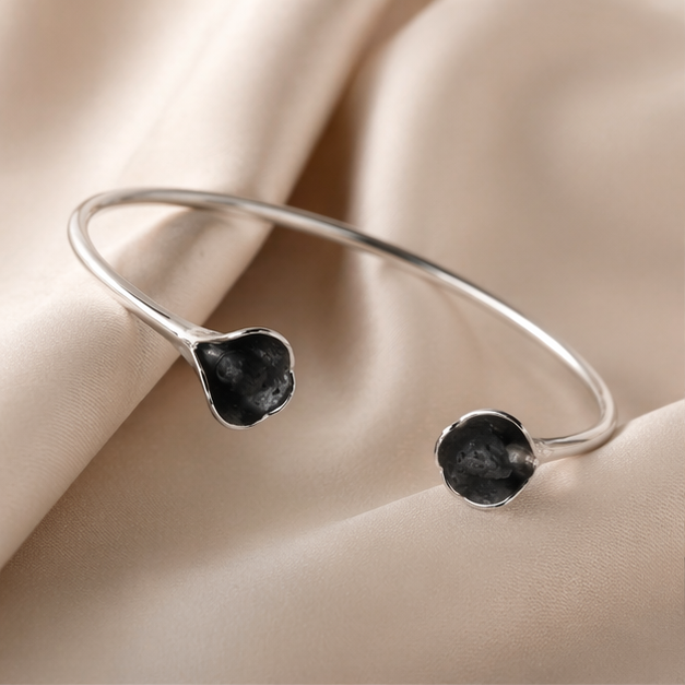 Pulsera de plata con lava volcánica | Brazalete abierto minimalista | Joyería artesanal elegante