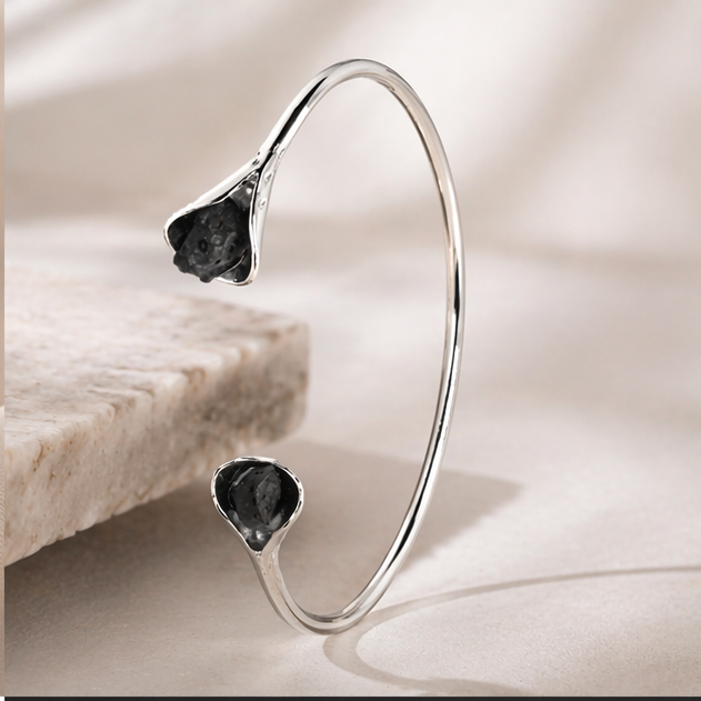 Pulsera de plata con lava volcánica | Brazalete abierto minimalista | Joyería artesanal elegante