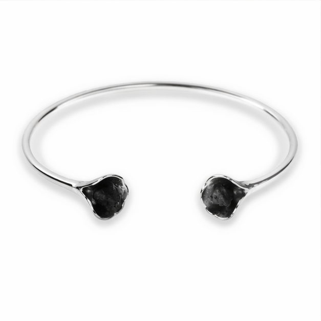 Pulsera de plata con lava volcánica | Brazalete abierto minimalista | Joyería artesanal elegante