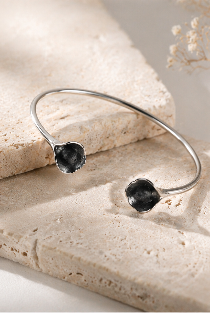 Pulsera de plata con lava volcánica | Brazalete abierto minimalista | Joyería artesanal elegante