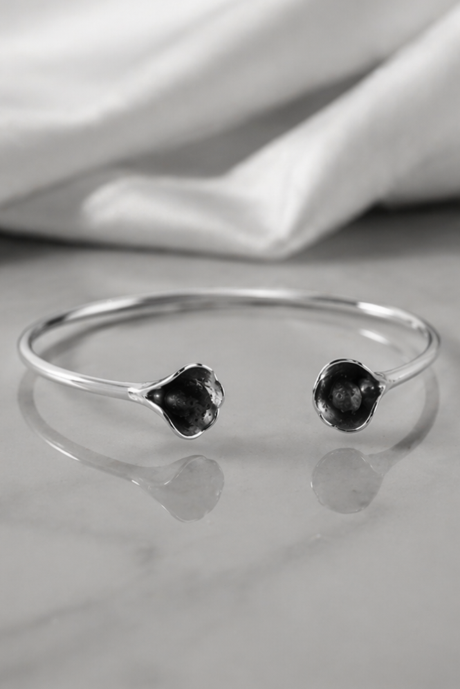 Pulsera de plata con lava volcánica | Brazalete abierto minimalista | Joyería artesanal elegante