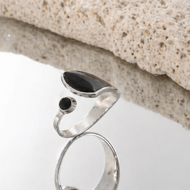 Anillo de Plata y Lava Volcánica, ajustable.