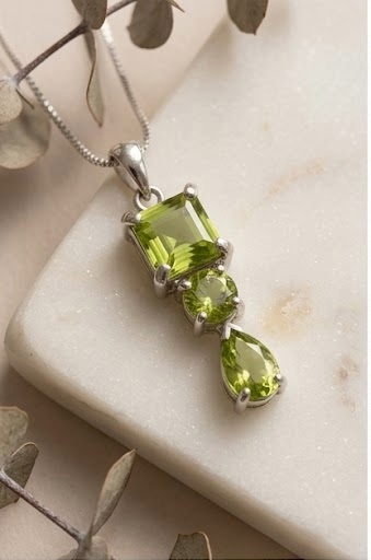 Colgante de Peridoto en Plata de Ley 925, Collar de Piedras Verdes Naturales, Estilo Moderno y Elegante.