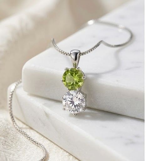 Collar de Peridoto y Circonita en Plata 925, Colgante de Dos Piedras para Mujer, Regalo Elegante y Minimalista para Ella.