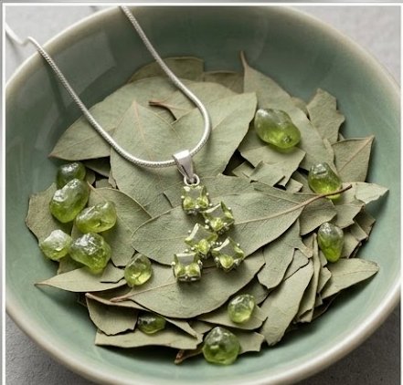 Colgante de Racimo de Peridoto en Plata de Ley 925, Collar de Piedras Geométricas Verdes, Joyería Artística y Moderna, Regalo Exclusivo para Mujer