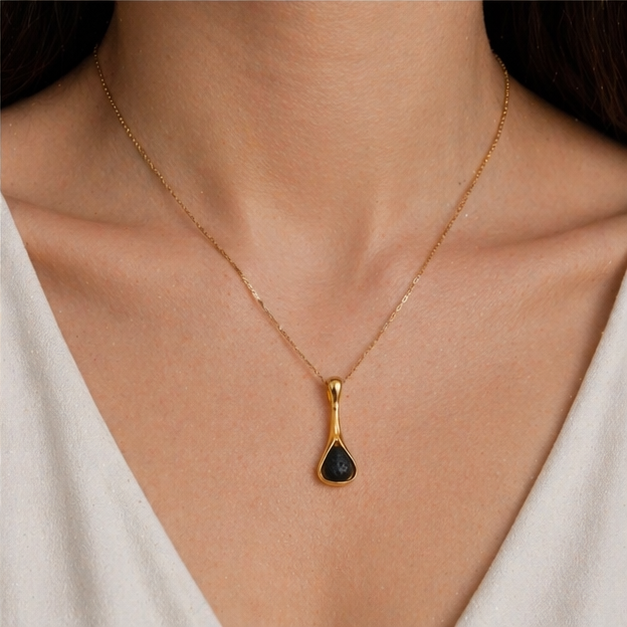 Colgante de plata con lava volcánica bañado en dorado | Collar minimalista elegante | Joyería artesanal moderna