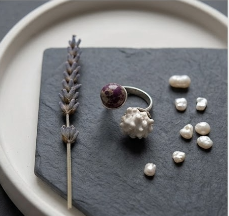 Anillo Ajustable de Diseño Orgánico, Sortija de Cerámica Artesanal y Jaspe Natural, Joyería Escultórica en Plata, Regalo de Arte para Llevar, Estilo Contemporáneo Único.