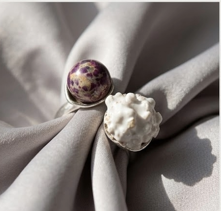 Anillo Ajustable de Diseño Orgánico, Sortija de Cerámica Artesanal y Jaspe Natural, Joyería Escultórica en Plata, Regalo de Arte para Llevar, Estilo Contemporáneo Único.