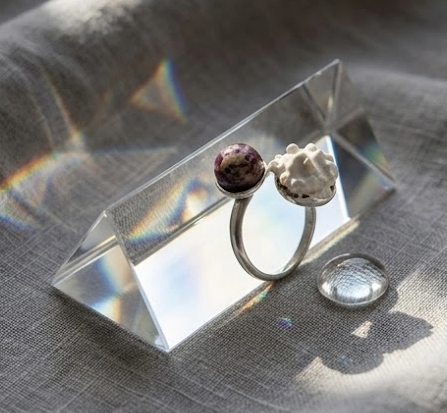 Anillo Ajustable de Diseño Orgánico, Sortija de Cerámica Artesanal y Jaspe Natural, Joyería Escultórica en Plata, Regalo de Arte para Llevar, Estilo Contemporáneo Único.