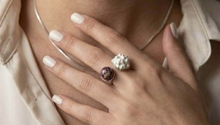 Anillo Ajustable de Diseño Orgánico, Sortija de Cerámica Artesanal y Jaspe Natural, Joyería Escultórica en Plata, Regalo de Arte para Llevar, Estilo Contemporáneo Único.