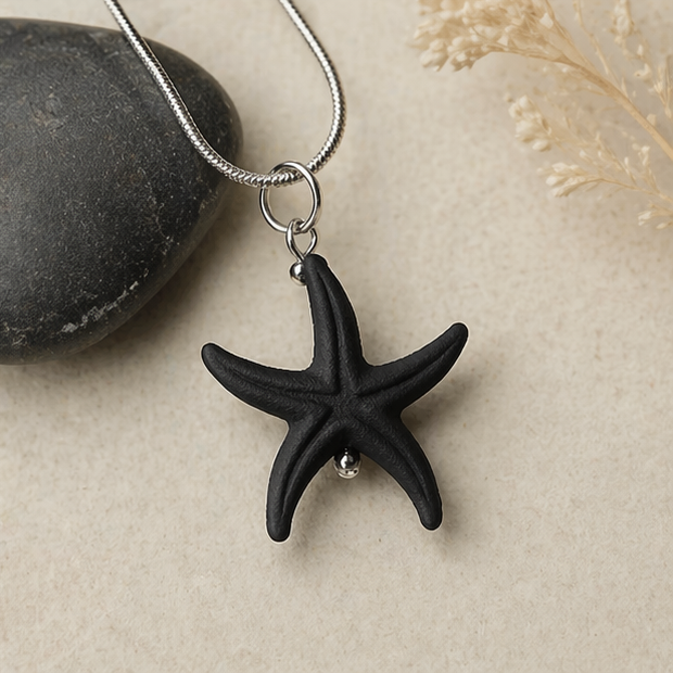 Colgante estrella de mar de lava volcánica prensada | Doble cara | Joyería artesanal minimalista | Collar negro elegante