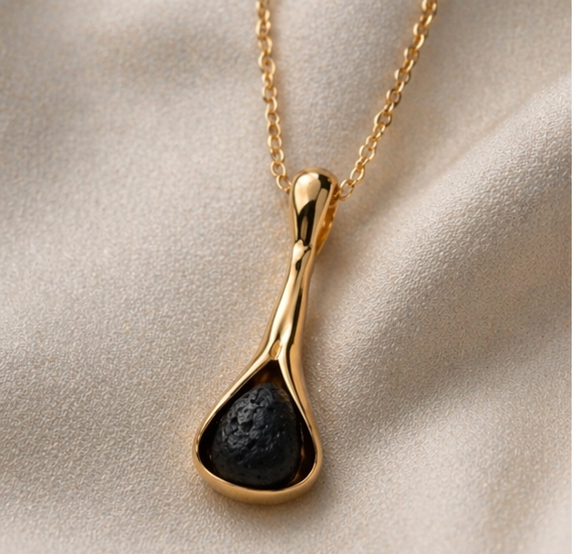 Colgante de plata con lava volcánica bañado en dorado | Collar minimalista elegante | Joyería artesanal moderna
