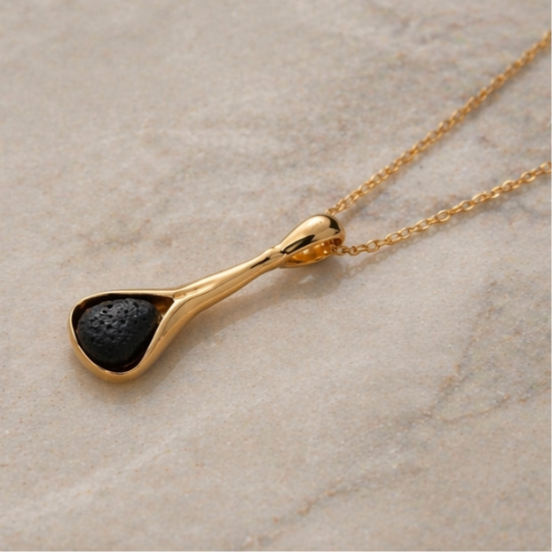 Colgante de plata con lava volcánica bañado en dorado | Collar minimalista elegante | Joyería artesanal moderna