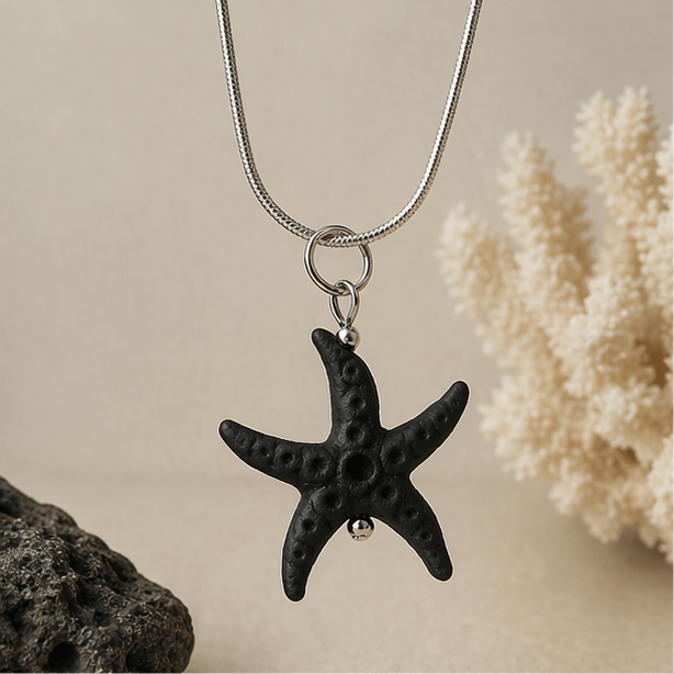 Colgante estrella de mar de lava volcánica prensada | Doble cara | Joyería artesanal minimalista | Collar negro elegante