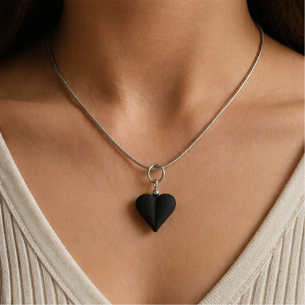Colgante corazón de lava volcánica prensada | Doble cara | Collar minimalista negro | Joyería artesanal elegante