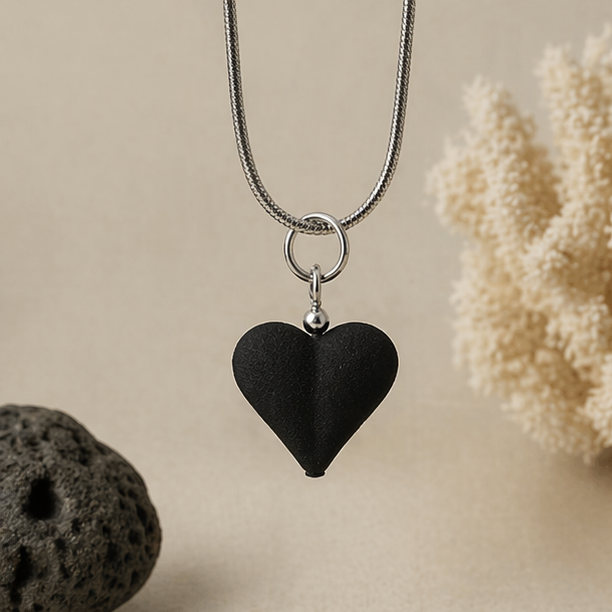 Colgante corazón de lava volcánica prensada | Doble cara | Collar minimalista negro | Joyería artesanal elegante