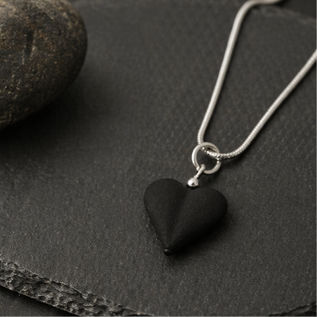 Colgante corazón de lava volcánica prensada | Doble cara | Collar minimalista negro | Joyería artesanal elegante