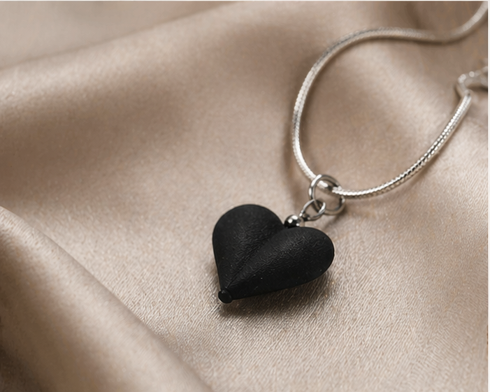 Colgante corazón de lava volcánica prensada | Doble cara | Collar minimalista negro | Joyería artesanal elegante
