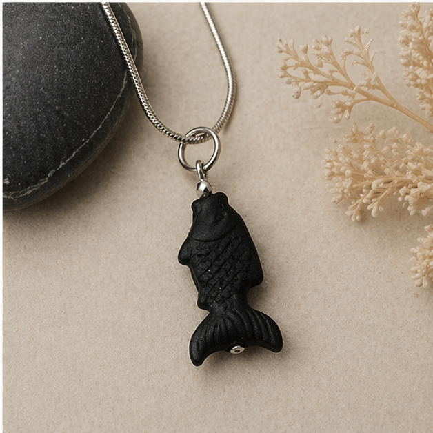 Colgante pez de lava volcánica prensada | Doble cara | Collar minimalista negro | Joyería artesanal original